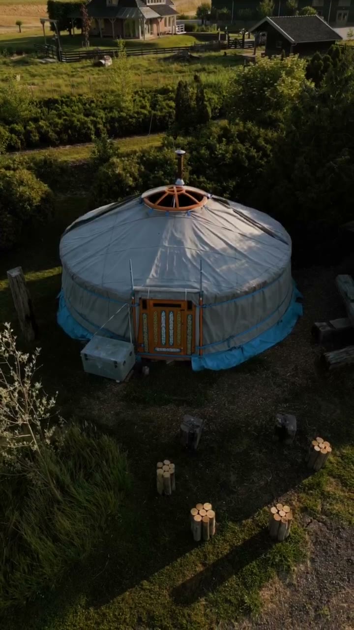 De yurt in gouden avondlicht