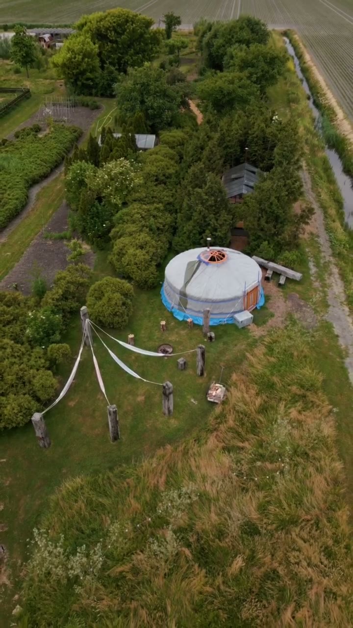 De yurt, de kas en de tuin samen in de polder
