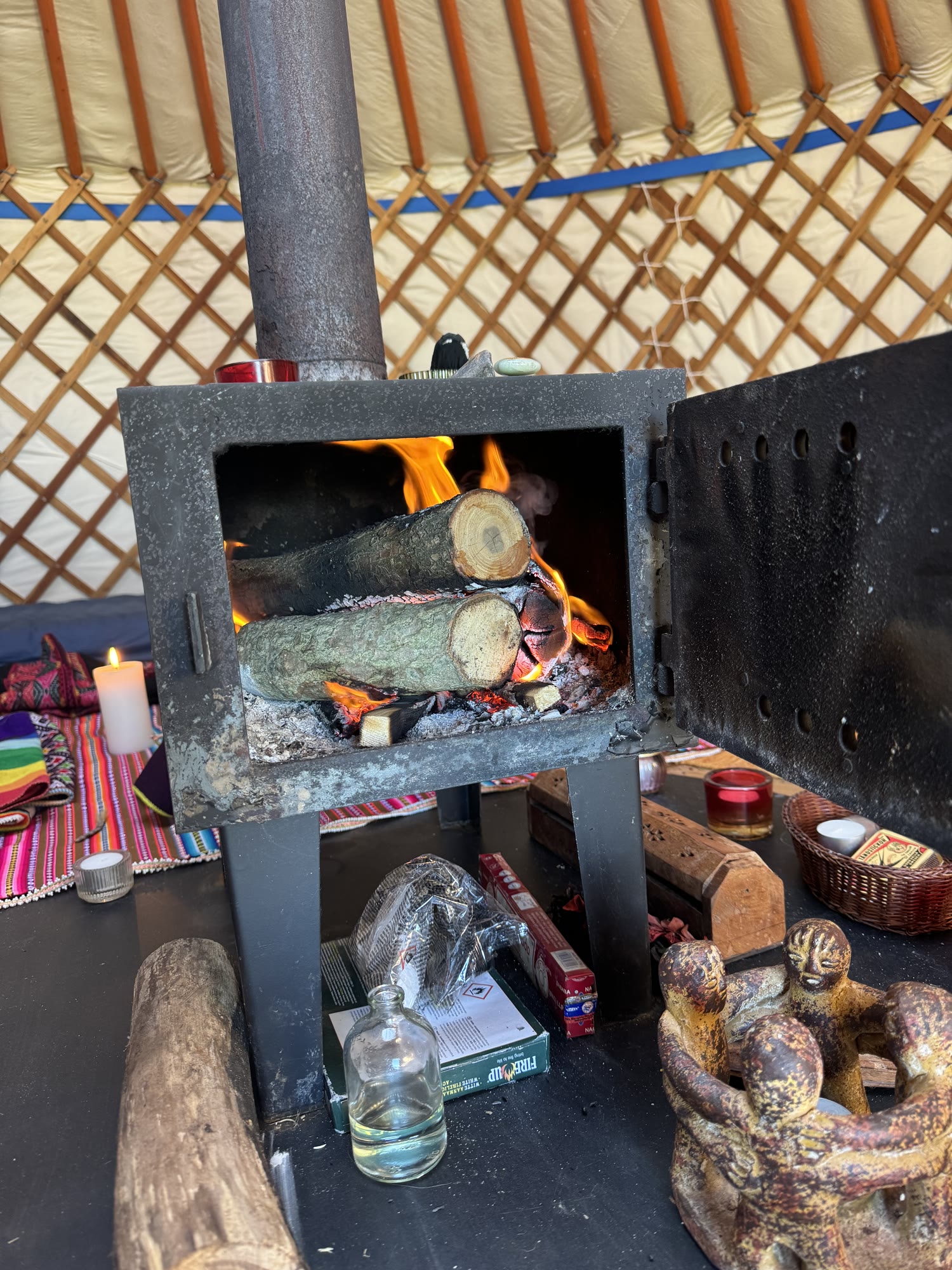 De brandende houtkachel in de yurt