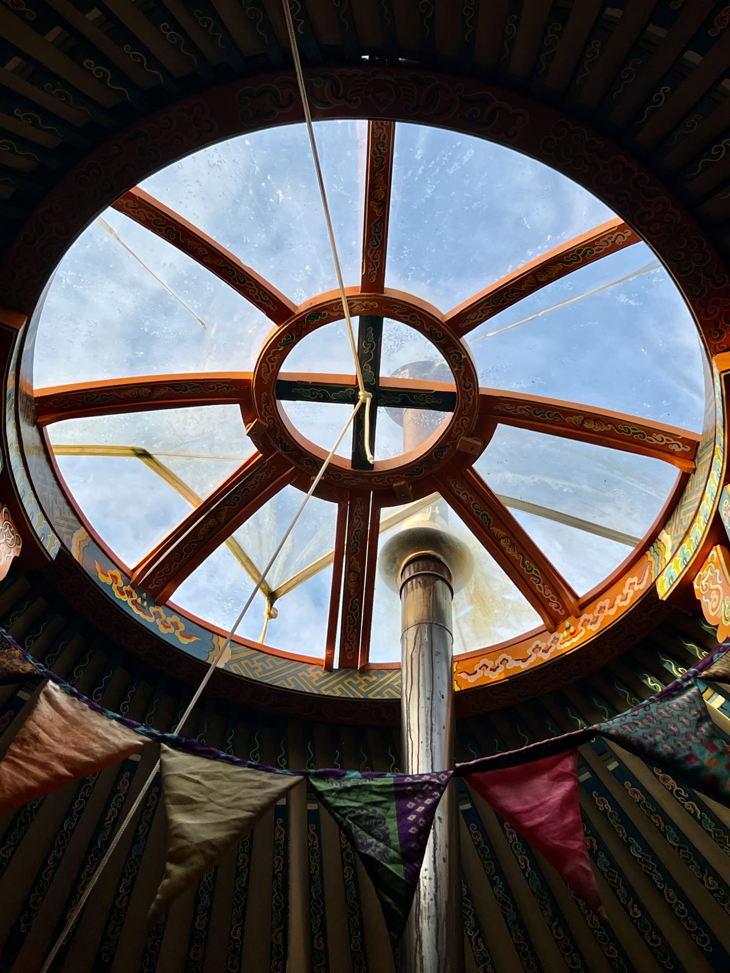 Het dakraam van de yurt naar de blauwe lucht